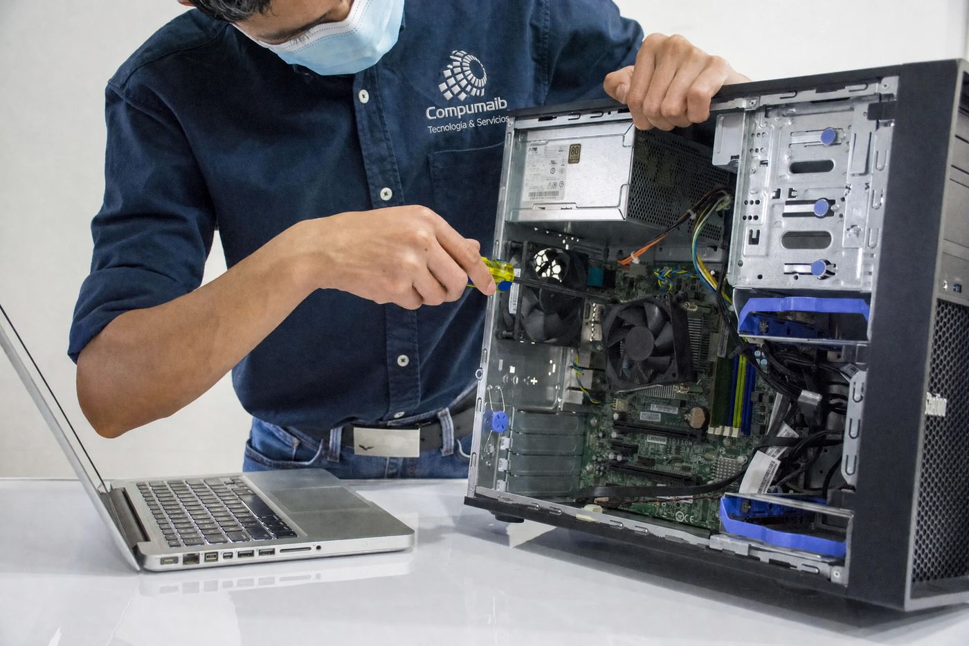 Técnico de Compumaib dando soporte técnico
